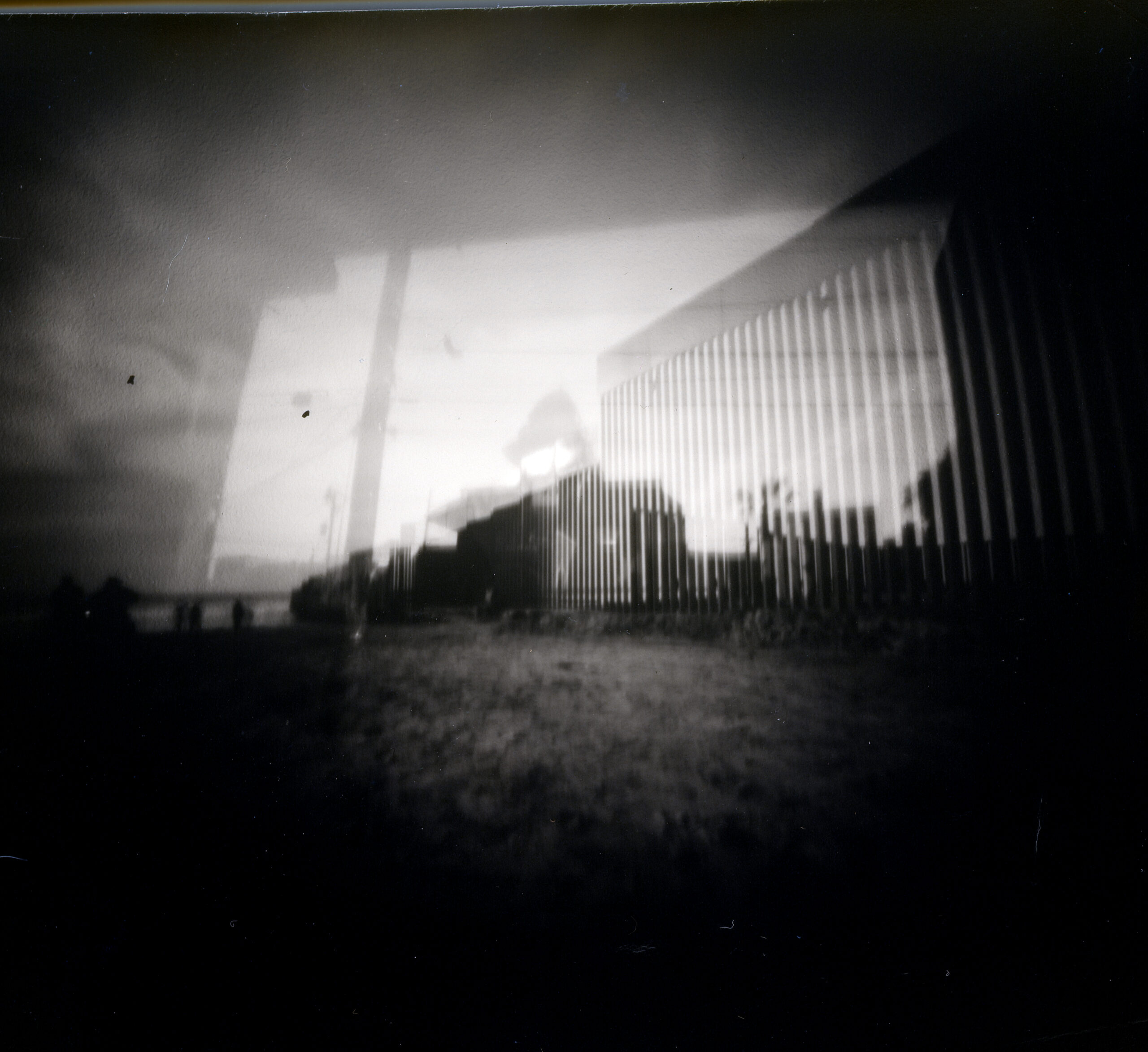 Fantasmas de la Frontera. Donde inicia la patria<br />
Doble exposición: 15 y 20 segundos, Tijuana, Baja California, 2023<br />
