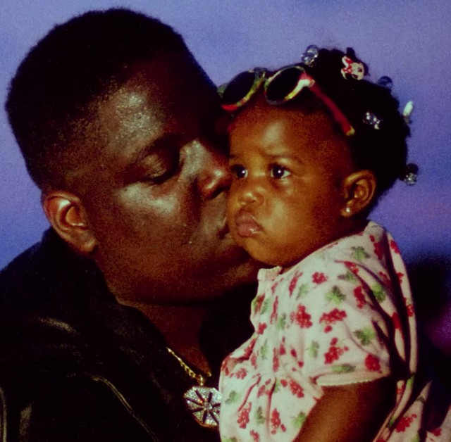 Imagen del video musical de la canción «Juicy» de The Notourios b.i.g.(1994).<br />
Se muestra a b.i.g. besando a su hija.