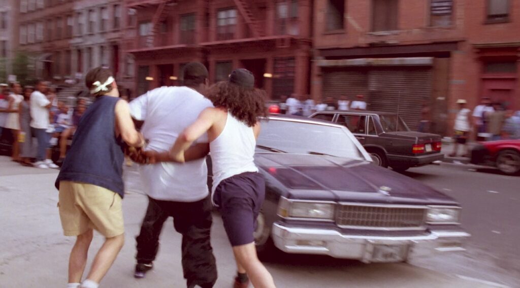 Imagen del video musical de la canción Juicy de The Notourios b.i.g.(1994). Se muestra a b.i.g. siendo arrestado por la policía.